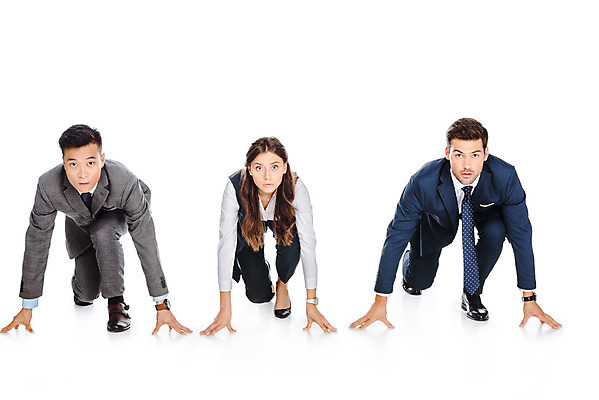 포토 JPG 스튜디오촬영 전신 서양인 외국인 응시 여자 남자 비즈니스 협력 실내 누끼 사람 앉기 동양인 정장 경기 성인 앞모습 세명 달리기 경쟁 비즈니스맨 비즈니스우먼 스마트 집중 흰배경 준비자세 비장 우크라이나 성인만 국내포토 시선 옷 유럽 스포츠 뷰포인트 포즈 백그라운드 컨셉 모션 인종 내부 흰색 직장인 준비 파일형식