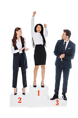 포토 JPG 스튜디오촬영 전신 서양인 외국인 여자 남자 여유 비즈니스 응원 협력 실내 서기 미소 누끼 사람 정장 성인 앞모습 세명 손들기 파이팅 경쟁 비즈니스맨 비즈니스우먼 박수 즐거움 흰배경 격려 시상대 우크라이나 성인만 국내포토 옷 감정 유럽 뷰포인트 백그라운드 컨셉 모션 표정 인종 손짓 내부 흰색 직장인 파일형식