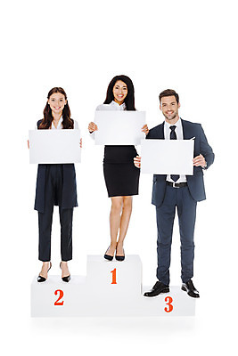 포토 JPG 스튜디오촬영 전신 서양인 외국인 배너 여자 남자 여유 비즈니스 협력 사각프레임 실내 서기 미소 들기 누끼 사람 정장 성인 앞모습 세명 손들기 파이팅 비즈니스맨 비즈니스우먼 흰배경 격려 시상대 우크라이나 성인만 국내포토 옷 감정 유럽 뷰포인트 백그라운드 모션 프레임 표정 인종 내부 사각형 흰색 직장인 파일형식