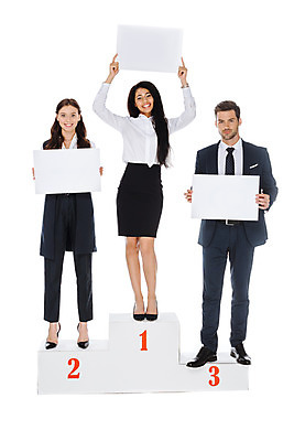 포토 JPG 스튜디오촬영 전신 서양인 외국인 배너 여자 남자 여유 비즈니스 사각프레임 실내 서기 미소 들기 누끼 사람 정장 성인 앞모습 세명 경쟁 잡기 비즈니스맨 비즈니스우먼 즐거움 흰배경 시상대 우크라이나 성인만 국내포토 옷 감정 유럽 뷰포인트 백그라운드 컨셉 모션 프레임 표정 인종 내부 사각형 흰색 직장인 파일형식