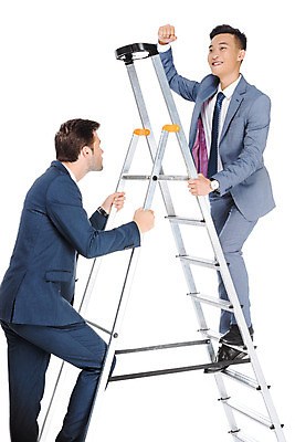 포토 JPG 스튜디오촬영 전신 서양인 외국인 응시 남자 비즈니스 사다리 협력 실내 서기 누끼 사람 정장 성인 두명 옆모습 손들기 파이팅 경쟁 잡기 비즈니스맨 동료 흰배경 오르기 우크라이나 성인남자만 성인만 국내포토 시선 옷 유럽 뷰포인트 백그라운드 컨셉 관계 모션 인종 내부 흰색 도구 직장인 남자만 파일형식