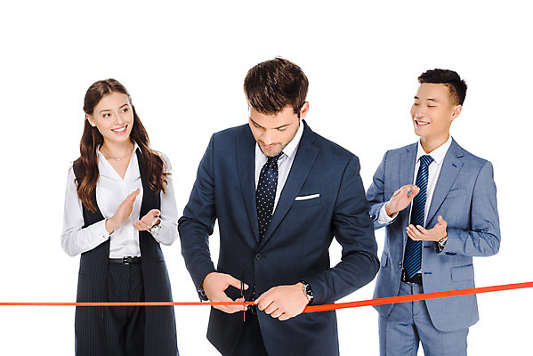 포토 JPG 스튜디오촬영 서양인 외국인 응시 여자 남자 선 비즈니스 가위 실내 서기 미소 누끼 사람 동양인 정장 상반신 성인 앞모습 세명 잡기 비즈니스맨 비즈니스우먼 오픈 자르기 박수 즐거움 시작 흰배경 우크라이나 커팅식 성인만 국내포토 시선 옷 감정 유럽 뷰포인트 백그라운드 모션 문구용품 표정 인종 손짓 이벤트 내부 흰색 직장인 파일형식