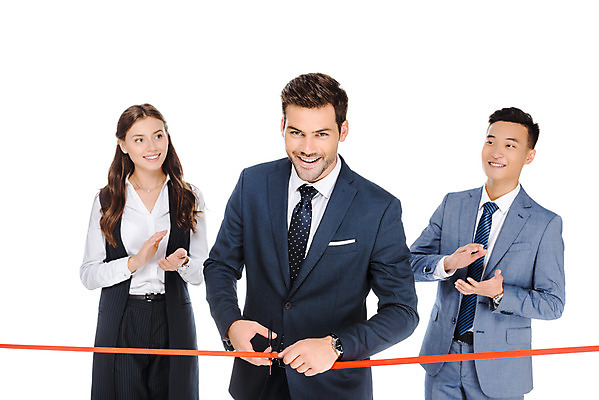 포토 JPG 스튜디오촬영 서양인 외국인 응시 여자 남자 선 비즈니스 가위 실내 서기 미소 누끼 사람 동양인 정장 상반신 성인 앞모습 세명 잡기 비즈니스맨 비즈니스우먼 오픈 자르기 박수 즐거움 시작 흰배경 우크라이나 커팅식 성인만 국내포토 시선 옷 감정 유럽 뷰포인트 백그라운드 모션 문구용품 표정 인종 손짓 이벤트 내부 흰색 직장인 파일형식