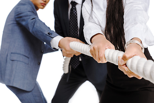 포토 JPG 스튜디오촬영 서양인 외국인 여자 남자 줄 비즈니스 협력 실내 서기 누끼 사람 동양인 정장 상반신 성인 앞모습 옆모습 세명 경쟁 비즈니스맨 비즈니스우먼 당기기 흰배경 줄다리기 우크라이나 성인만 국내포토 옷 유럽 뷰포인트 백그라운드 컨셉 모션 놀이 인종 내부 흰색 직장인 파일형식