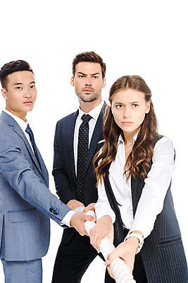포토 JPG 스튜디오촬영 서양인 외국인 응시 여자 남자 줄 비즈니스 협력 실내 서기 누끼 사람 동양인 정장 상반신 성인 앞모습 옆모습 세명 경쟁 잡기 비즈니스맨 비즈니스우먼 찡그림 당기기 집중 흰배경 줄다리기 우크라이나 성인만 국내포토 시선 옷 유럽 뷰포인트 백그라운드 컨셉 모션 놀이 표정 인종 내부 흰색 직장인 파일형식