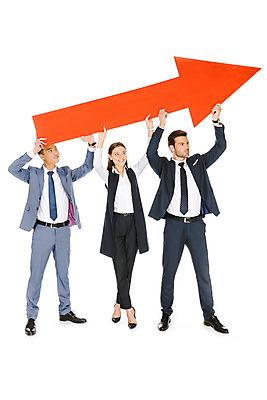 포토 JPG 스튜디오촬영 전신 서양인 외국인 응시 여자 남자 화살표 비즈니스 협력 실내 서기 미소 들기 누끼 사람 동양인 정장 성인 앞모습 세명 잡기 비즈니스맨 비즈니스우먼 즐거움 흰배경 상승 우크라이나 성인만 국내포토 시선 옷 감정 유럽 뷰포인트 백그라운드 컨셉 모션 표정 인종 내부 흰색 직장인 파일형식