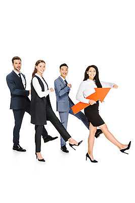 포토 JPG 스튜디오촬영 전신 서양인 외국인 응시 여자 남자 화살표 비즈니스 협력 실내 서기 미소 들기 누끼 사람 동양인 정장 여러명 성인 앞모습 걷기 잡기 비즈니스맨 비즈니스우먼 동료 즐거움 흰배경 상승 우크라이나 성인만 국내포토 시선 옷 감정 유럽 뷰포인트 다수 백그라운드 컨셉 관계 모션 표정 인종 내부 흰색 직장인 파일형식