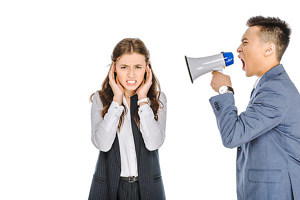 포토 JPG 스튜디오촬영 서양인 외국인 여자 남자 비즈니스 협력 실내 서기 누끼 사람 동양인 정장 상반신 성인 두명 앞모습 옆모습 확성기 놀람 듣기 짜증 비즈니스맨 비즈니스우먼 귀막기 동료 흰배경 귀 불만 잔소리 불화 우크라이나 성인만 국내포토 옷 감정 유럽 뷰포인트 백그라운드 관계 모션 표정 인종 손짓 내부 신체부위 흰색 직장인 파일형식