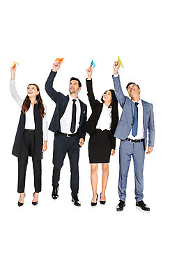 포토 JPG 스튜디오촬영 전신 서양인 외국인 응시 여자 남자 여유 비즈니스 협력 실내 서기 미소 들기 누끼 사람 동양인 정장 여러명 성인 앞모습 잡기 비즈니스맨 비즈니스우먼 종이비행기 동료 즐거움 흰배경 우크라이나 성인만 국내포토 시선 옷 감정 유럽 뷰포인트 다수 백그라운드 관계 모션 표정 인종 내부 흰색 직장인 종이접기 파일형식