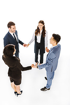 포토 JPG 스튜디오촬영 전신 서양인 외국인 여자 남자 비즈니스 협력 실내 서기 미소 누끼 사람 동양인 여러명 성인 앞모습 뒷모습 마주보기 손잡기 비즈니스맨 비즈니스우먼 원형 동료 즐거움 흰배경 우크라이나 성인만 국내포토 도형 감정 유럽 뷰포인트 다수 백그라운드 관계 모션 표정 인종 내부 흰색 직장인 파일형식