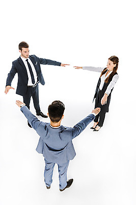 포토 JPG 스튜디오촬영 전신 서양인 외국인 손 여자 남자 비즈니스 협력 실내 서기 누끼 사람 동양인 성인 앞모습 옆모습 뒷모습 세명 마주보기 비즈니스맨 비즈니스우먼 삼각형 집중 흰배경 만들기 손뻗기 우크라이나 성인만 국내포토 도형 유럽 뷰포인트 백그라운드 컨셉 모션 인종 내부 신체부위 흰색 직장인 파일형식