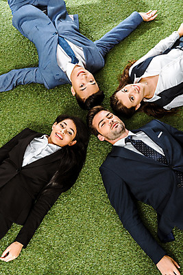포토 JPG 스튜디오촬영 서양인 외국인 여자 남자 비즈니스 협력 실내 미소 누끼 사람 동양인 정장 잔디 여러명 상반신 성인 앞모습 눕기 올려보기 비즈니스맨 비즈니스우먼 동료 즐거움 흰배경 우크라이나 성인만 국내포토 식물 옷 감정 유럽 뷰포인트 다수 백그라운드 관계 모션 표정 인종 내부 흰색 직장인 파일형식