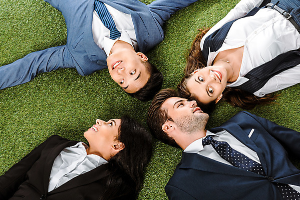 포토 JPG 스튜디오촬영 서양인 외국인 여자 남자 비즈니스 실내 미소 누끼 사람 동양인 정장 잔디 여러명 상반신 성인 앞모습 눕기 마주보기 올려보기 비즈니스맨 비즈니스우먼 동료 즐거움 흰배경 우크라이나 성인만 국내포토 식물 옷 감정 유럽 뷰포인트 다수 백그라운드 관계 모션 표정 인종 내부 흰색 직장인 파일형식