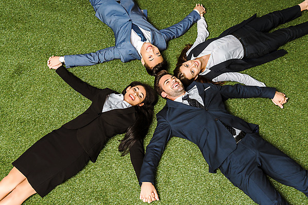 포토 JPG 스튜디오촬영 서양인 외국인 여자 남자 비즈니스 협력 실내 누끼 사람 동양인 정장 잔디 여러명 상반신 성인 앞모습 눕기 손잡기 올려보기 비즈니스맨 비즈니스우먼 동료 즐거움 흰배경 우크라이나 성인만 국내포토 식물 옷 감정 유럽 뷰포인트 다수 백그라운드 관계 모션 인종 내부 흰색 직장인 파일형식