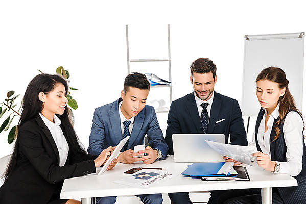 포토 JPG 스튜디오촬영 서양인 외국인 여자 남자 비즈니스 협력 실내 미소 누끼 사람 앉기 동양인 정장 여러명 상반신 성인 앞모습 옆모습 노트북 스마트폰 태블릿 업무 비즈니스맨 비즈니스우먼 집중 동료 즐거움 흰배경 서류파일 우크라이나 프로젝트 성인만 국내포토 옷 감정 유럽 뷰포인트 다수 백그라운드 컨셉 관계 모션 표정 인종 내부 전자제품 핸드폰 스마트기기 사무용품 흰색 작업 직장인 파일형식