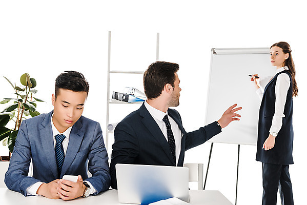 포토 JPG 스튜디오촬영 서양인 외국인 여자 남자 비즈니스 회의 실내 서기 누끼 사람 앉기 동양인 정장 상반신 성인 앞모습 옆모습 세명 노트북 스마트폰 자료 비즈니스맨 비즈니스우먼 집중 분석 흰배경 우크라이나 성인만 국내포토 옷 유럽 뷰포인트 백그라운드 컨셉 모션 인종 내부 전자제품 핸드폰 스마트기기 흰색 직장인 파일형식