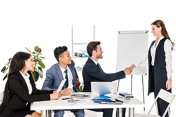 포토 JPG 스튜디오촬영 서양인 외국인 여자 남자 비즈니스 회의 협력 악수 실내 서기 미소 누끼 사람 앉기 동양인 정장 여러명 상반신 성인 앞모습 옆모습 노트북 스마트폰 태블릿 업무 비즈니스맨 비즈니스우먼 집중 동료 계약 흰배경 서류파일 우크라이나 프로젝트 성인만 국내포토 옷 유럽 뷰포인트 다수 백그라운드 컨셉 관계 모션 표정 인종 손짓 내부 전자제품 핸드폰 스마트기기 사무용품 흰색 작업 직장인 파일형식