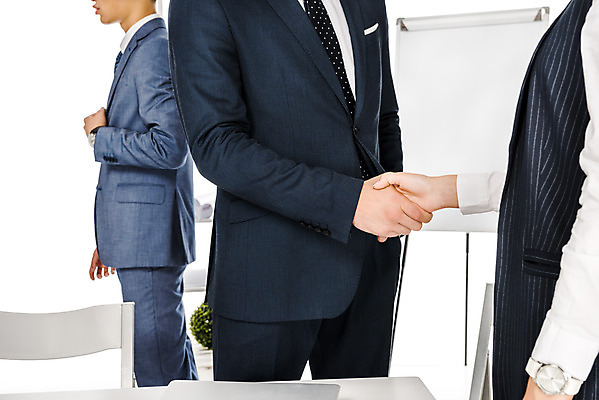 포토 JPG 스튜디오촬영 서양인 외국인 손 여자 남자 비즈니스 협력 악수 실내 서기 누끼 사람 동양인 정장 상반신 성인 앞모습 옆모습 신체부위 세명 비즈니스맨 비즈니스우먼 흰배경 일과 우크라이나 성인만 국내포토 옷 유럽 뷰포인트 백그라운드 모션 인종 손짓 내부 흰색 직장인 파일형식