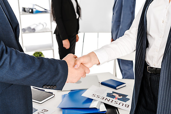 포토 JPG 스튜디오촬영 서양인 외국인 손 여자 남자 비즈니스 협력 악수 실내 서기 누끼 사람 동양인 정장 여러명 상반신 성인 옆모습 신체부위 비즈니스맨 비즈니스우먼 동료 흰배경 일과 우크라이나 성인만 국내포토 옷 유럽 뷰포인트 다수 백그라운드 관계 모션 인종 손짓 내부 흰색 직장인 파일형식