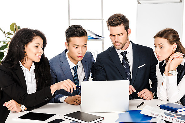 포토 JPG 스튜디오촬영 서양인 외국인 응시 여자 남자 비즈니스 협력 실내 미소 누끼 사람 앉기 동양인 정장 여러명 상반신 성인 앞모습 노트북 스마트폰 태블릿 가리킴 업무 비즈니스맨 비즈니스우먼 집중 동료 즐거움 흰배경 서류파일 우크라이나 프로젝트 성인만 국내포토 시선 옷 감정 유럽 뷰포인트 다수 백그라운드 컨셉 관계 모션 표정 인종 손짓 내부 전자제품 핸드폰 스마트기기 사무용품 흰색 작업 직장인 파일형식