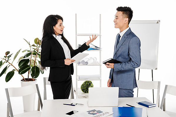 포토 JPG 스튜디오촬영 서양인 외국인 응시 여자 남자 비즈니스 회의 협력 실내 대화 서기 미소 누끼 사람 동양인 정장 손짓 상반신 성인 두명 옆모습 노트북 스마트폰 태블릿 다이어리 업무 비즈니스맨 비즈니스우먼 집중 동료 즐거움 흰배경 서류파일 우크라이나 성인만 국내포토 시선 옷 감정 유럽 뷰포인트 백그라운드 컨셉 관계 모션 표정 말하기 인종 내부 전자제품 핸드폰 스마트기기 사무용품 흰색 작업 직장인 파일형식