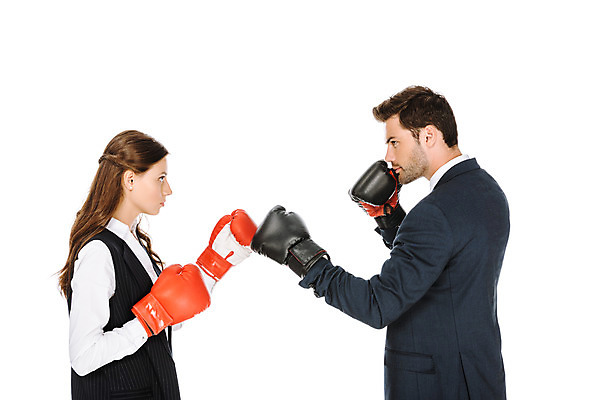 포토 JPG 스튜디오촬영 서양인 외국인 여자 남자 비즈니스 실내 누끼 사람 상반신 성인 두명 옆모습 경쟁 권투 비즈니스맨 비즈니스우먼 공격 라이벌 집중 동료 흰배경 싸움 우크라이나 성인만 국내포토 유럽 뷰포인트 백그라운드 컨셉 관계 모션 인종 내부 격투기 흰색 직장인 파일형식