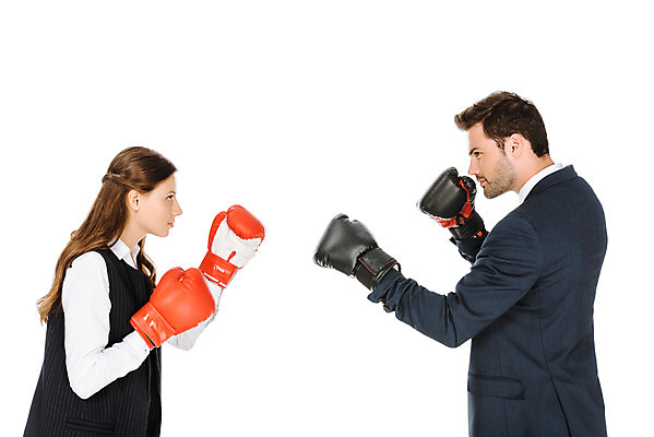 포토 JPG 스튜디오촬영 서양인 외국인 여자 남자 비즈니스 실내 누끼 사람 상반신 성인 두명 옆모습 경쟁 권투 비즈니스맨 비즈니스우먼 공격 라이벌 집중 동료 흰배경 싸움 우크라이나 성인만 국내포토 유럽 뷰포인트 백그라운드 컨셉 관계 모션 인종 내부 격투기 흰색 직장인 파일형식