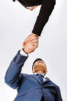 포토 JPG 스튜디오촬영 서양인 외국인 손 여자 남자 비즈니스 협력 악수 실내 서기 미소 누끼 사람 동양인 상반신 성인 두명 신체부위 경쟁 비즈니스맨 비즈니스우먼 집중 동료 흰배경 우크라이나 성인만 국내포토 유럽 백그라운드 컨셉 관계 모션 표정 인종 손짓 내부 흰색 직장인 파일형식