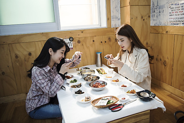 포토 JPG 여자 음식 여행 실내 들기 사람 앉기 상반신 20대 성인 두명 옆모습 친구 스마트폰 청춘 카메라 식당 사진촬영 봄 우정 한국인 전라남도 여대생 게장 여수 맛집 성인여자만 먹방 인증샷 돌게장 맛있는 국내포토 계절 한식 대학생 뷰포인트 컨셉 관계 모션 동양인 청년 내부 전자제품 핸드폰 스마트기기 상점 촬영 전라도 방송 게요리 인증 합성어 여자만 성인만 파일형식