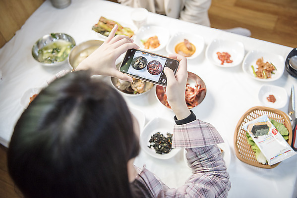 포토 JPG 여자 음식 여행 실내 한명 들기 사람 앉기 상반신 20대 성인 뒷모습 스마트폰 청춘 식당 사진촬영 봄 한국인 전라남도 여대생 게장 여수 맛집 양념게장 성인여자한명만 먹방 인증샷 돌게장 맛있는 국내포토 1 계절 한식 대학생 뷰포인트 컨셉 모션 동양인 청년 내부 핸드폰 스마트기기 상점 촬영 전라도 방송 게요리 인증 합성어 여자한명만 성인여자만 파일형식