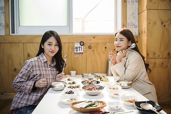 포토 JPG 여자 행복 음식 여행 실내 사람 앉기 상반신 20대 성인 두명 옆모습 친구 청춘 식당 봄 우정 한국인 기다림 전라남도 여대생 게장 여수 맛집 양념게장 성인여자만 먹방 돌게장 맛있는 국내포토 계절 감정 한식 대학생 뷰포인트 컨셉 관계 모션 동양인 청년 내부 상점 전라도 방송 게요리 여자만 성인만 파일형식