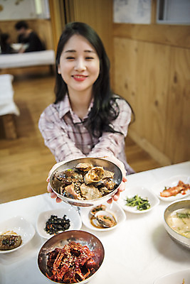 포토 JPG 여자 여행 실내 한명 미소 들기 사람 앉기 상반신 20대 성인 앞모습 아웃포커스 청춘 봄 한국인 여대생 여수 성인여자한명만 국내포토 1 계절 대학생 뷰포인트 컨셉 모션 촬영기법 표정 동양인 청년 내부 전라남도 여자한명만 성인여자만 파일형식