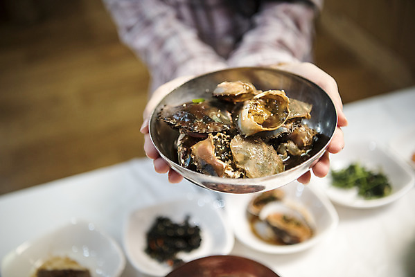 포토 JPG 손 여자 음식 여행 실내 한명 들기 사람 앉기 상반신 20대 성인 앞모습 아웃포커스 신체부위 청춘 식당 봄 한국인 전라남도 여대생 게장 여수 맛집 양념게장 성인여자한명만 먹방 돌게장 맛있는 국내포토 1 계절 한식 대학생 뷰포인트 컨셉 모션 촬영기법 동양인 청년 내부 상점 전라도 방송 게요리 여자한명만 성인여자만 파일형식