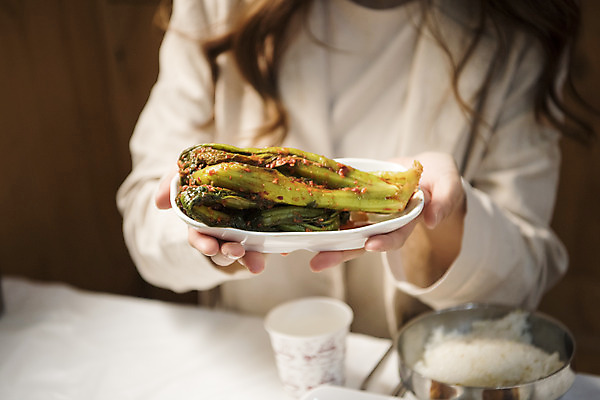 포토 JPG 여자 음식 여행 실내 한명 들기 사람 앉기 상반신 20대 성인 앞모습 청춘 식당 봄 한국인 전라남도 여대생 여수 맛집 갓김치 성인여자한명만 먹방 맛있는 국내포토 1 계절 대학생 뷰포인트 컨셉 모션 김치 동양인 청년 내부 상점 전라도 방송 여자한명만 성인여자만 파일형식