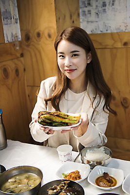 포토 JPG 여자 음식 여행 실내 한명 들기 사람 앉기 상반신 20대 성인 앞모습 청춘 식당 봄 한국인 전라남도 여대생 게장 여수 맛집 갓김치 성인여자한명만 먹방 돌게장 맛있는 국내포토 1 계절 한식 대학생 뷰포인트 컨셉 모션 김치 동양인 청년 내부 상점 전라도 방송 게요리 여자한명만 성인여자만 파일형식