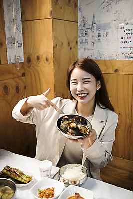 포토 JPG 여자 음식 여행 실내 한명 웃음 들기 사람 앉기 상반신 20대 성인 앞모습 청춘 식당 봄 한국인 전라남도 여대생 게장 여수 맛집 성인여자한명만 먹방 돌게장 맛있는 국내포토 1 계절 한식 대학생 뷰포인트 컨셉 모션 표정 동양인 청년 내부 상점 전라도 방송 게요리 여자한명만 성인여자만 파일형식