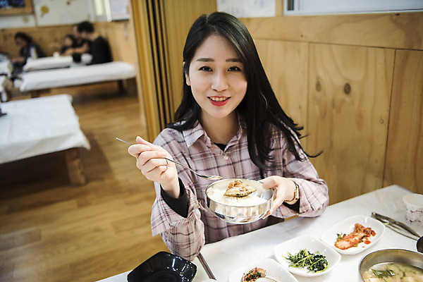 포토 JPG 여자 음식 여행 실내 한명 미소 들기 사람 앉기 상반신 20대 성인 앞모습 청춘 식당 봄 한국인 게 전라남도 비빔밥 여대생 게장 여수 맛집 딱지 성인여자한명만 먹방 돌게장 맛있는 국내포토 1 계절 한식 대학생 뷰포인트 컨셉 모션 표정 갑각류 동양인 청년 내부 상점 전라도 방송 게요리 여자한명만 성인여자만 파일형식