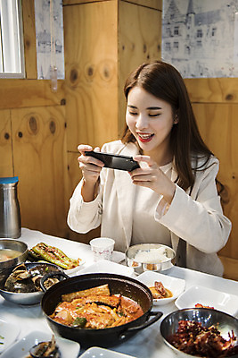 포토 JPG 여자 음식 여행 실내 한명 사람 상반신 20대 성인 앞모습 청춘 식당 사진촬영 봄 한국인 전라남도 여대생 게장 여수 맛집 갈치조림 성인여자한명만 먹방 인증샷 돌게장 맛있는 국내포토 1 계절 한식 대학생 뷰포인트 컨셉 동양인 청년 내부 상점 촬영 전라도 방송 조림 게요리 인증 합성어 여자한명만 성인여자만 파일형식