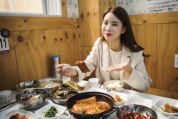 포토 JPG 여자 음식 여행 실내 한명 사람 상반신 20대 성인 앞모습 청춘 식당 사진촬영 봄 한국인 전라남도 여대생 게장 여수 맛집 갈치조림 성인여자한명만 먹방 인증샷 돌게장 맛있는 국내포토 1 계절 한식 대학생 뷰포인트 컨셉 동양인 청년 내부 상점 촬영 전라도 방송 조림 게요리 인증 합성어 여자한명만 성인여자만 파일형식