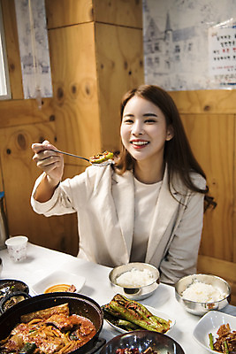 포토 JPG 여자 음식 여행 실내 한명 사람 상반신 20대 성인 앞모습 청춘 식당 사진촬영 봄 한국인 전라남도 여대생 게장 여수 맛집 갓김치 갈치조림 성인여자한명만 먹방 인증샷 돌게장 맛있는 국내포토 1 계절 한식 대학생 뷰포인트 컨셉 김치 동양인 청년 내부 상점 촬영 전라도 방송 조림 게요리 인증 합성어 여자한명만 성인여자만 파일형식