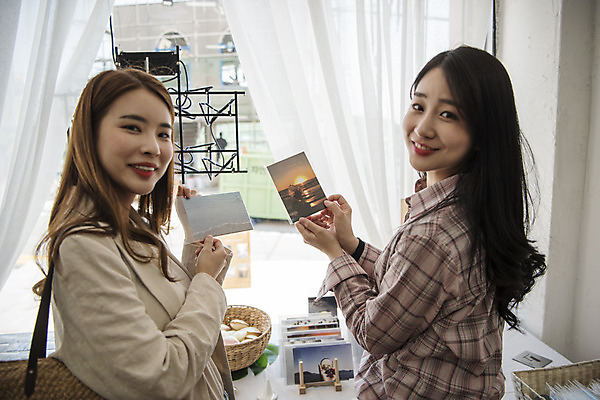 포토 JPG 여자 여행 실내 선물 서기 사람 상반신 20대 성인 두명 옆모습 친구 청춘 봄 우정 한국인 전라남도 기념품 여대생 여수 기념품가게 성인여자만 국내포토 계절 대학생 뷰포인트 컨셉 관계 모션 동양인 청년 내부 상점 전라도 오브젝트 여자만 성인만 파일형식