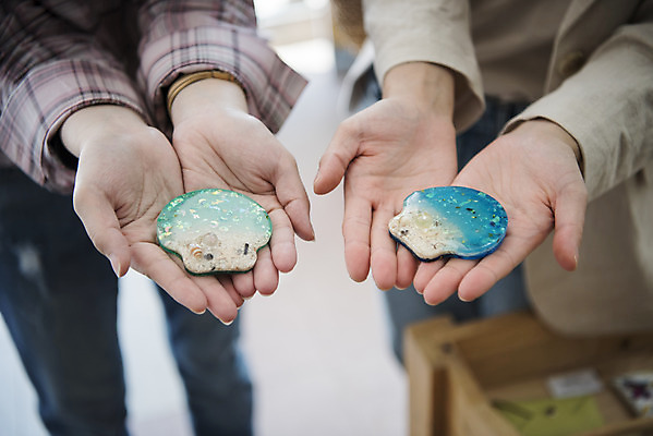 포토 JPG 여자 여행 실내 손바닥 선물 들기 사람 20대 성인 두명 신체부위 친구 청춘 봄 우정 한국인 양손 전라남도 손거울 기념품 여대생 여수 기념품가게 성인여자만 국내포토 손 계절 대학생 컨셉 관계 모션 동양인 청년 내부 상점 거울 전라도 오브젝트 여자만 성인만 파일형식