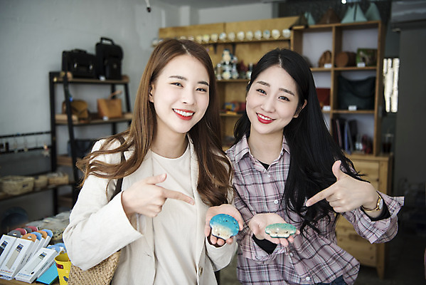 포토 JPG 여자 여행 실내 선물 들기 사람 상반신 20대 성인 두명 친구 청춘 봄 우정 한국인 전라남도 손거울 기념품 보여주기 여대생 여수 기념품가게 성인여자만 국내포토 계절 대학생 컨셉 관계 모션 동양인 청년 내부 상점 거울 전라도 오브젝트 여자만 성인만 파일형식