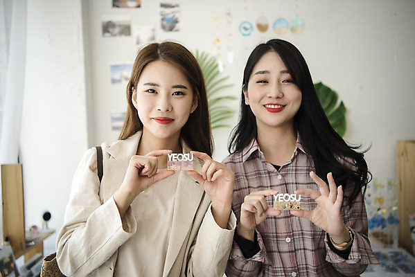 포토 JPG 여자 여행 실내 선물 사람 상반신 20대 성인 두명 앞모습 친구 청춘 봄 우정 한국인 전라남도 기념품 보여주기 여대생 여수 기념품가게 성인여자만 국내포토 계절 대학생 뷰포인트 컨셉 관계 모션 동양인 청년 내부 상점 전라도 오브젝트 여자만 성인만 파일형식