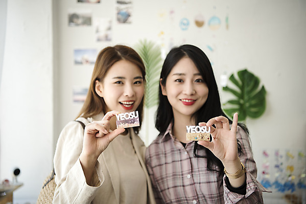 포토 JPG 여자 여행 실내 선물 들기 사람 상반신 20대 성인 두명 앞모습 친구 청춘 봄 우정 한국인 전라남도 기념품 보여주기 여대생 여수 기념품가게 성인여자만 국내포토 계절 대학생 뷰포인트 컨셉 관계 모션 동양인 청년 내부 상점 전라도 오브젝트 여자만 성인만 파일형식