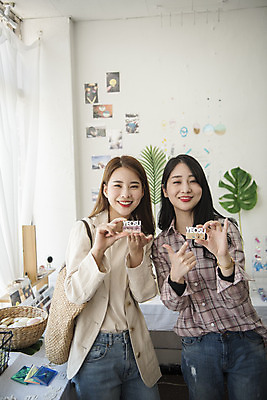 포토 JPG 여자 여행 실내 선물 들기 사람 상반신 20대 성인 두명 앞모습 친구 청춘 봄 우정 한국인 전라남도 기념품 보여주기 여대생 여수 기념품가게 성인여자만 국내포토 계절 대학생 뷰포인트 컨셉 관계 모션 동양인 청년 내부 상점 전라도 오브젝트 여자만 성인만 파일형식