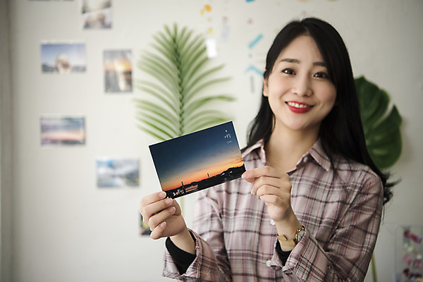 포토 JPG 여자 바다 여행 실내 선물 한명 들기 사람 풍경 상반신 20대 성인 앞모습 청춘 봄 한국인 전라남도 엽서 기념품 보여주기 여대생 여수 기념품가게 성인여자한명만 국내포토 1 계절 대학생 뷰포인트 컨셉 모션 동양인 청년 내부 상점 편지 전라도 오브젝트 여자한명만 성인여자만 파일형식