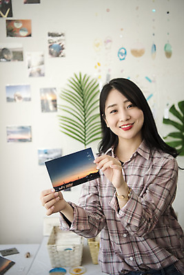 포토 JPG 여자 바다 여행 실내 선물 한명 미소 들기 사람 풍경 상반신 20대 성인 앞모습 청춘 봄 한국인 전라남도 엽서 기념품 보여주기 여대생 여수 기념품가게 성인여자한명만 국내포토 1 계절 대학생 뷰포인트 컨셉 모션 표정 동양인 청년 내부 상점 편지 전라도 오브젝트 여자한명만 성인여자만 파일형식