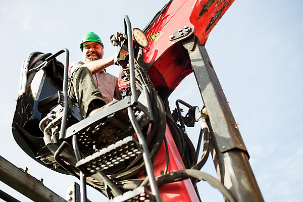 포토 JPG 주간 전신 서양인 나무 응시 남자 로우앵글 40대 중년 한명 미소 사람 앉기 성인 야외 옆모습 숲 안전모 헬멧 포크레인 체코 벌목 벌목작업 임업 작동 중년남자한명만 국내포토 자연요소 외국인 식물 1 시선 유럽 산업 뷰포인트 모션 표정 중장비 안전장비 보호장비 남자한명만 중년남자만 파일형식