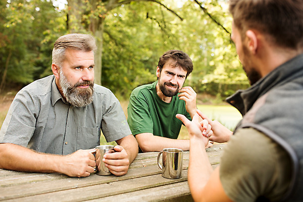 포토 JPG 주간 서양인 나무 응시 남자 40대 중년 대화 사람 앉기 손짓 상반신 20대 성인 야외 옆모습 뒷모습 컵 세명 30대 숲 체코 벌목 벌목작업 임업 성인남자만 국내포토 자연요소 외국인 식물 식기 시선 유럽 산업 뷰포인트 모션 말하기 청년 장년 남자만 성인만 파일형식